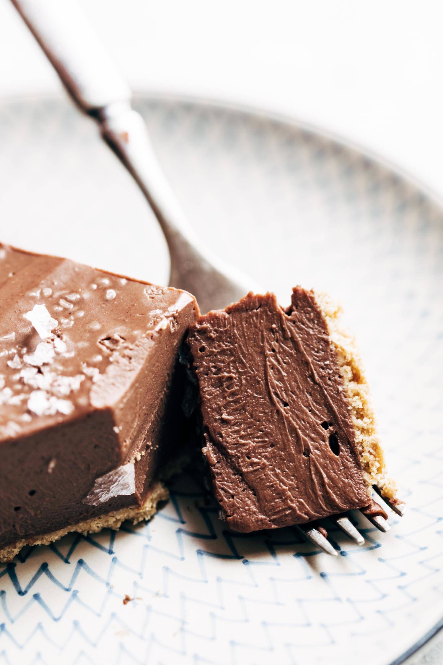 This no-bake vegan chocolate pie only requires five ingredients! Kinda like a French Silk Pie, but better for you. Vegan / Dairy Free / Gluten Free | pinchofyum.com
